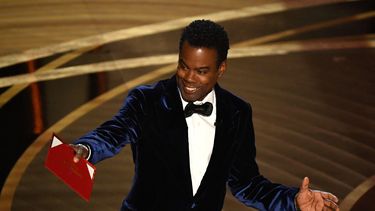 El actor y comediante Chris Rock habla en el escenario durante la 94 entrega de los Óscar en el Dolby Theatre de Hollywood, California, el 27 de marzo de 2022.