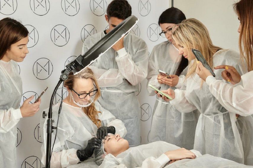 La experta en belleza Marina Mangupli abre escuela para formar a tatuadoras de cejas, una opción laboral en crecimiento.&nbsp; &nbsp;