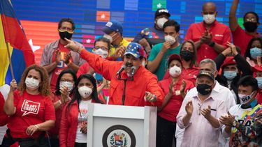 El dictador Nicolás Maduro, habla a sus partidarios durante un mitin de campaña de clausura para las próximas elecciones a la Asamblea Nacional en Caracas, Venezuela, el jueves 3 de diciembre de 2020.&nbsp;