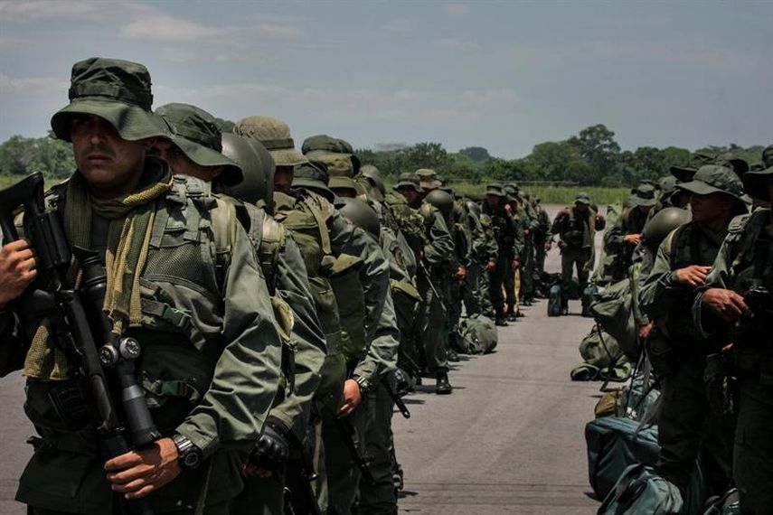 Miembros de la Armada de Venezuela forman a su llegada hoy, lunes 31 de agosto del 2015, a la localidad de La Fría (Venezuela).(EFE)