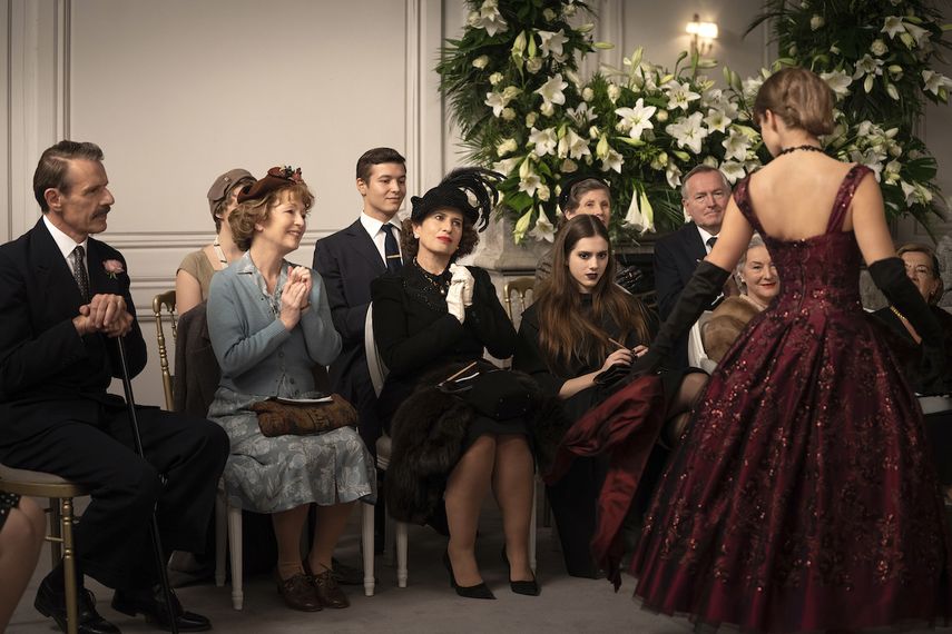 En esta imagen proporcionada por Focus Features Lambert Wilson, de izquierda a derecha, Lesley Manville, Guilaine Londez y Dorottya Ilosvai en una escena de “Mrs. Harris Goes to Paris