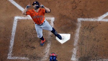 El venezolano José Altuve, de los Astros de Houston, festeja luego de batear un jonrón en el tercer juego de la Serie de Campeonato de la Liga Americana ante los Rangers de Texas, el miércoles 18 de octubre de 2023, en Arlington&nbsp;