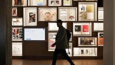 Un hombre camina junto a una parte del muro de archivo en el Centro Bob Dylan, el jueves 5 de mayo de 2022, en Tulsa, Oklahoma.&nbsp;
