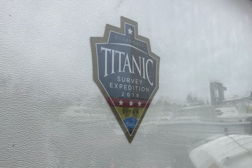 El logo de OceanGate Expeditions 2019 Titanic, visto en la puerta de un almacén en Everett, Washington, el 20 de junio de 2023.&nbsp;