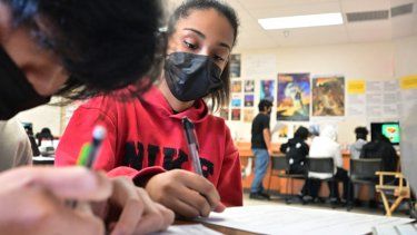 Los estudiantes del programa Magnet de Producción de Cine y Televisión Roybal se dividen en grupos pequeños durante una clase de cine de noveno grado en el Centro de Aprendizaje Edward R. Roybal en Los Ángeles, California, el 8 de marzo de 2023.