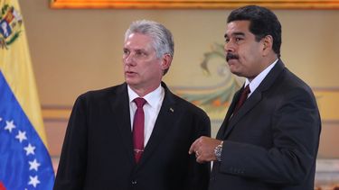 El designado gobernante cubano, Miguel Díaz-Canel (izq.), habla con su homólogo venezolano, Nicolás Maduro, en Caracas, el 30 de mayo de 2018, en el Palacio de Miraflores.