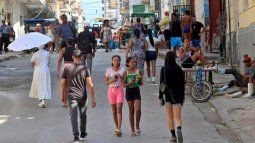 Personas caminan por una calle este jueves en La Habana, Cuba.
