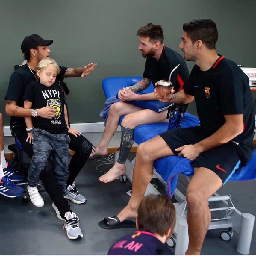 Neymar visitó este domingo a su excompañeros Lionel Messi y Luis Suárez.&nbsp;