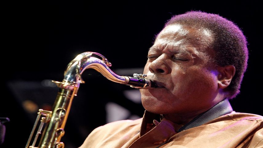 En esta foto de archivo tomada el 15 de julio de 2011, el músico estadounidense y leyenda del jazz Wayne Shorter actúa en la 51 edición de Jazz a Juan.