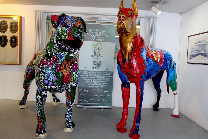 Dos de las esculturas que forman parte de la exposición en el Paseo de los Perros y los Gatos, en el Bayfront Park.