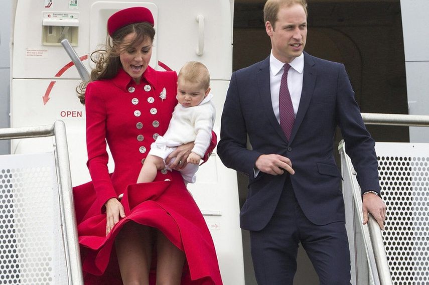 Duques de Cambridge en el aeropuerto de Nueva Zelanda (AP)