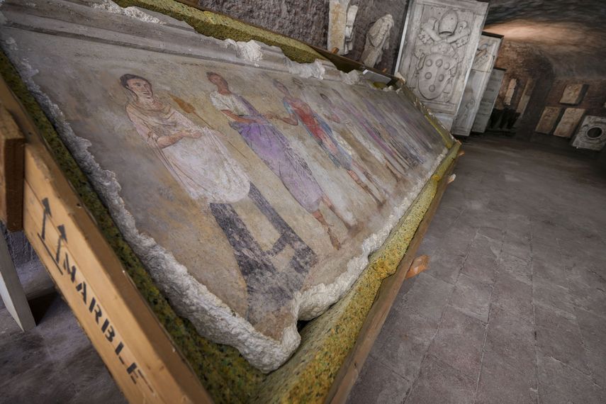 Un fragmento sin fecha de un mural que muestra deidades y figuras femeninas durante una exhibición de antigüedades en una conferencia de prensa en Roma, Italia, el miércoles 31 de mayo de 2023.