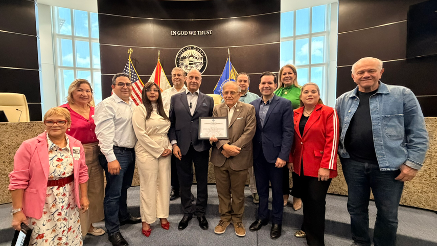 El expreso político venezolano Williams Dávila es recibido por líderes de la diáspora de su país en la ciudad de Doral.