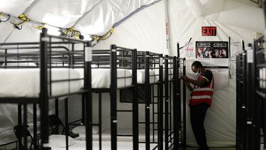 Imagen de archivo. En esta fotografía del 9 de julio de 2019, un miembro del personal trabaja en un centro de detención para migrantes en Carrizo Springs, Texas. 