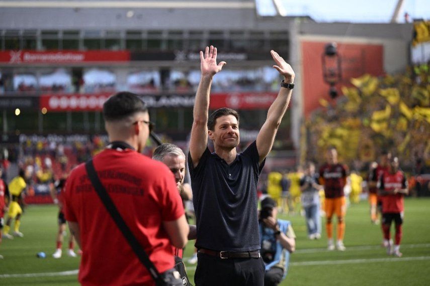 El entrenador español saliente del Bayer Leverkusen, Xabi Alonso, agradece a los aficionados después del partido de fútbol de la primera división alemana, la Bundesliga, entre el Bayer 04 Leverkusen y el Borussia Dortmund en Leverkusen, Alemania occidental, el 11 de mayo de 2025.&nbsp;