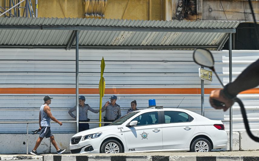 La policía vigila una calle en La Habana.&nbsp;