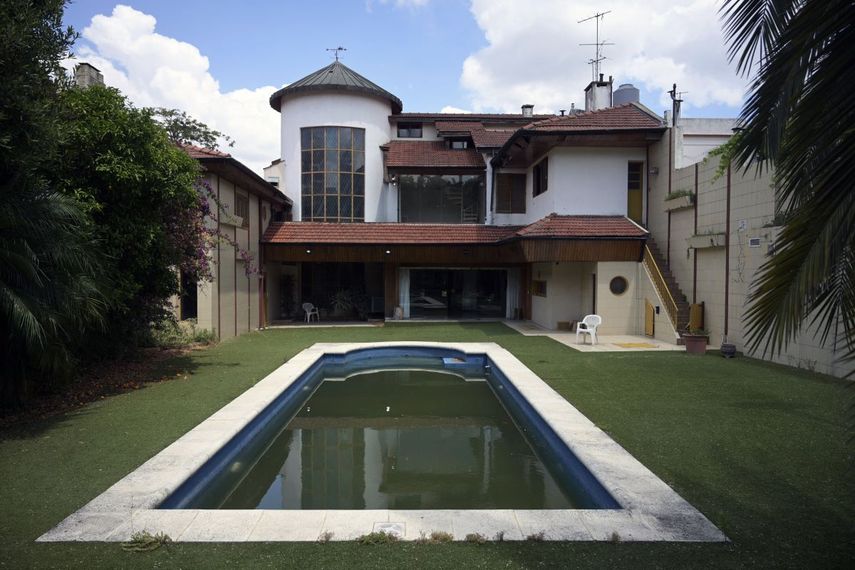 Vista de una casa propiedad del fallecido astro del fútbol argentino Diego Maradona que será subastada entre otras pertenencias en Buenos Aires, el 15 de diciembre de 2021.