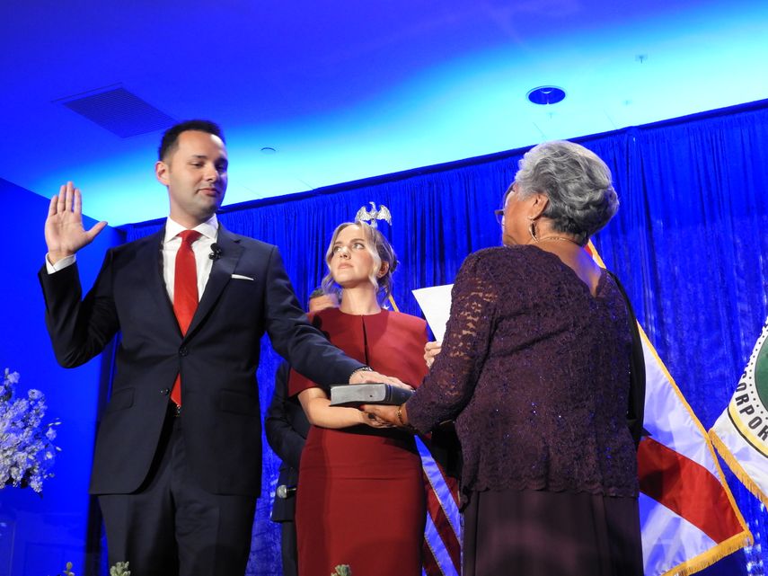 Bryan Calvo jura como nuevo alcalde de Hialeah.