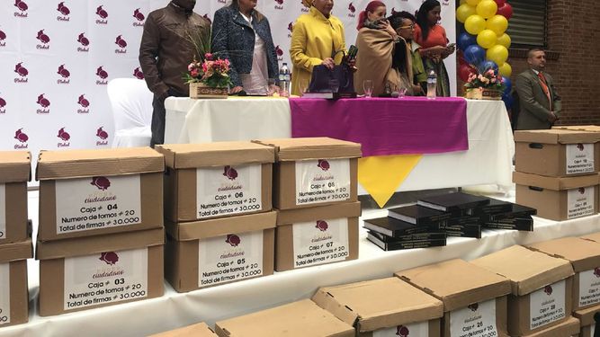 La exsenadora estuvo acompañada de varios de los promotores de su campaña y reiteró que una de sus primeras acciones en caso de llegar a la Presidencia es eliminar la carga fiscal.