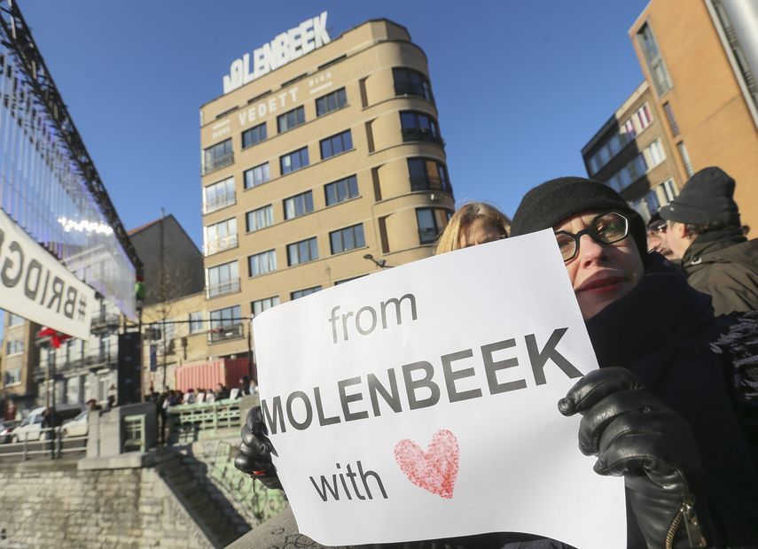 En el puente Molenbeek, en Bruselas, varias personas se concentraron para tender puentes y no muros entre naciones.&nbsp;