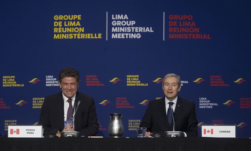 El ministro de Exteriores de Perú, Gustavo Meza-Cuadra, y su contraparte canadiense Francois-Philippe Champagne sonríen durante una reunión del Grupo de Lima en Gatineau, Canadá, el jueves 20 de febrero de 2020. 