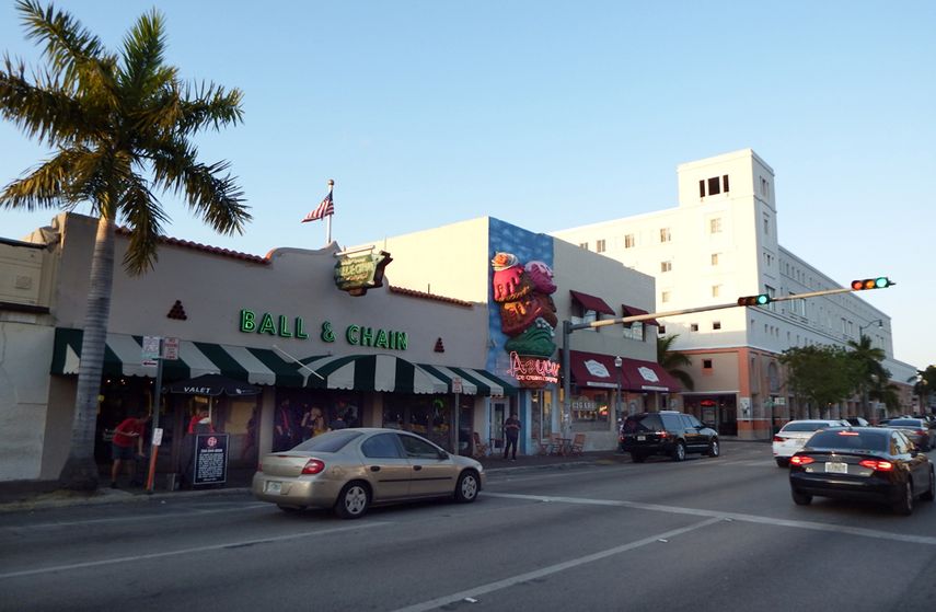 Vista parcial de la céntrica arteria vehicular Calle Ocho. (J.HDEZ.)