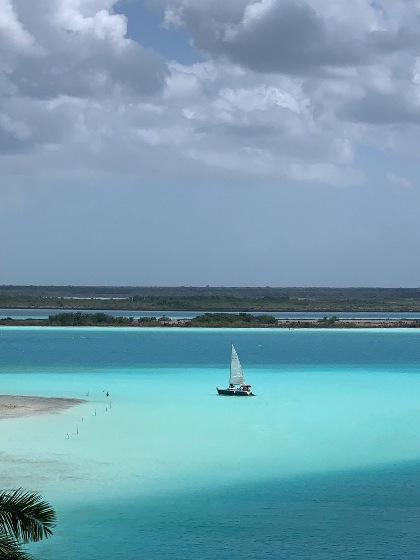 Además del maratón náutico que se realiza para cruzar la laguna, en Bacalar también se organizan torneos de veleros.&nbsp;