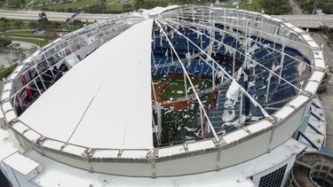 Una imagen tomada con un dron muestra la cúpula del estadio Tropicana Field, que quedó destrozada por el huracán Milton en San Petersburgo, Florida, el 10 de octubre de 2024.