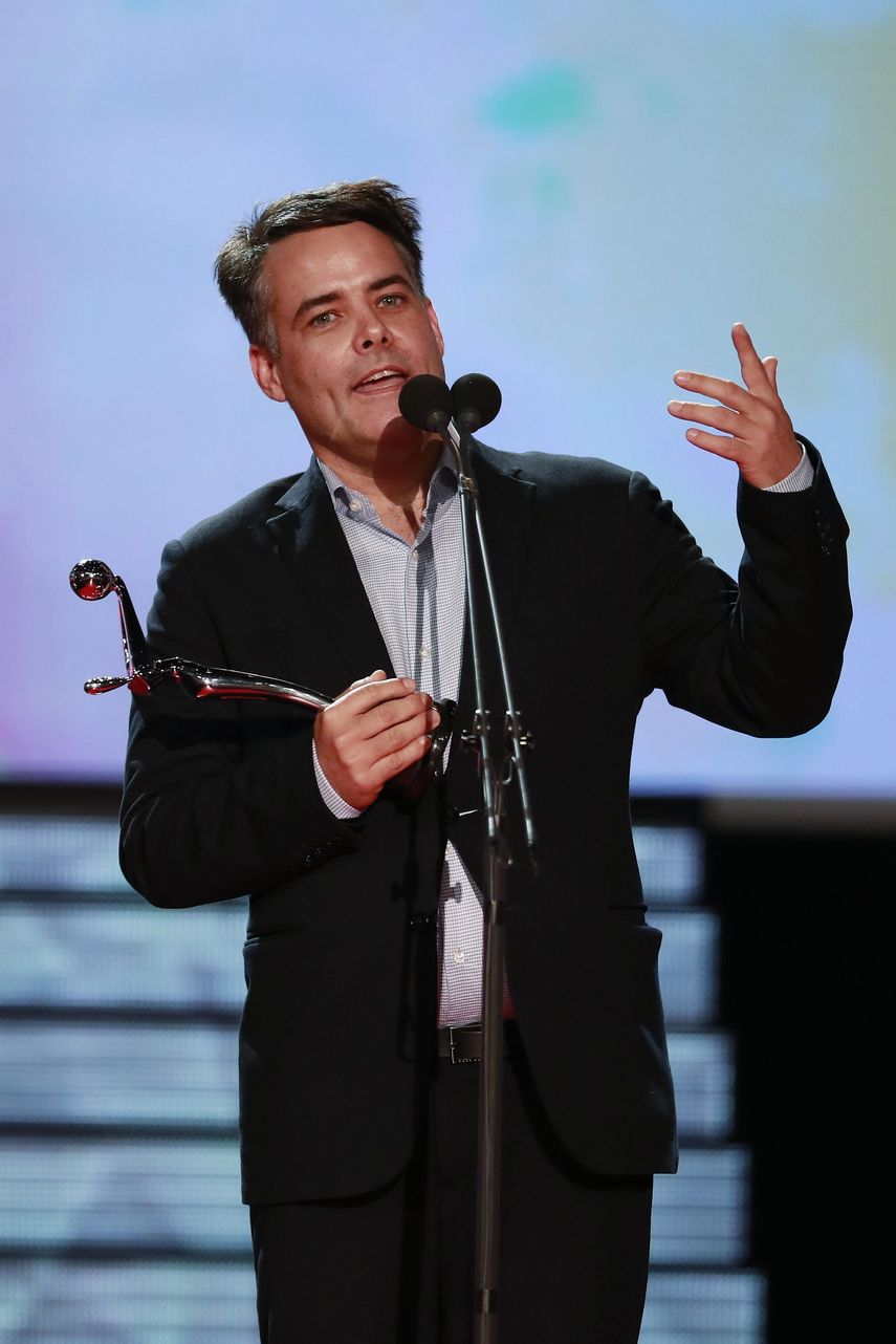 El director chileno Sebastián Lelio recibe el premio por Mejor Dirección por su película Una mujer fantástica.&nbsp;