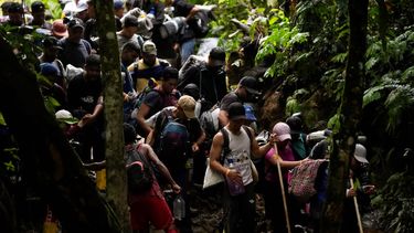 Migrantes, en su mayoría venezolanos, cruzan el Tapón del Darién desde Colombia hacia Panamá con la esperanza de llegar a Estados Unidos, el sábado 15 de octubre de 2022.
