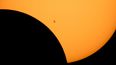 En esta imagen difundida por la NASA se ve la silueta de la Estación Espacial Internacional con el Sol de fondo durante un eclipse solar, el lunes 21 de agosto de 2017, en una fotografía captada desde el lago Ross, en el Parque Nacional Northern Cascades, en el estado de Washington.