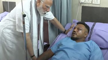 Esta captura de pantalla de un video, tomada y publicada por el canal de YouTube de Narendra Modi el 13 de junio de 2025, muestra al primer ministro de la India, Narendra Modi (izq.), reunido con Vishwash Kumar Ramesh, único superviviente del accidente del vuelo 171 de Air India, en un hospital de Ahmedabad.&nbsp;