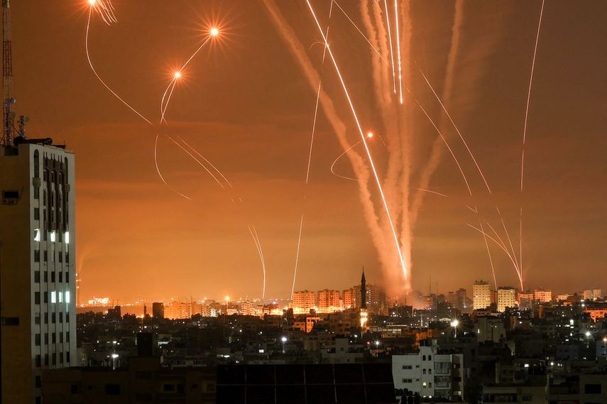 Los cohetes iluminan el cielo nocturno tras ser disparados contra Israel desde Beit Lahia en el norte de la Franja de Gaza el 14 de mayo de 2021. Israel bombardeó Gaza con artillería y ataques aéreos el viernes 14 de mayo, en respuesta a un nuevo aluvión de cohetes de el enclave dirigido por Hamas.