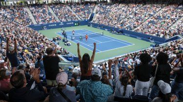 Aficionados gritan durante el encuentro de la brasileña Beatriz Haddad Maia y la estadoundiense Sloane Stephens en la primera ronda del Abierto de Estados Unidos el lunes 28 de agosto del 2023.