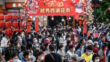 La gente visita un mercado de flores tradicional del Festival de Primavera que reabre después del cierre debido a la propagación del coronavirus Covid-19 en Guangzhou, en la provincia de Guangdong, en el sur de China, el 20 de enero de 2023, antes de las celebraciones del Año Nuevo Lunar del Conejo que cae en enero. 22.