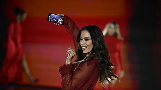 La cantante brasileña Anitta presenta una creación para el desfile de LOréal Paris Walk Your Worth” como parte de la colección Primavera-Verano 2025 de prêt-à-porter femenino de la Semana de la Moda de París en la ópera Palais Garnier el 23 de septiembre de 2024.