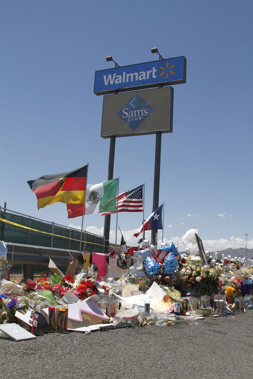 En esta imagen del 12 de agosto de 2019 se ve un homenaje improvisado cerca de un Walmart en El Paso, Texas, en donde 22 personas fueron asesinadas. La policía investiga la agresión como un ataque terrorista contra latinos.