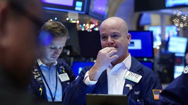 El operador Patrick Casey (derecha), trabaja en el piso de la Bolsa de Valores de Nueva York.