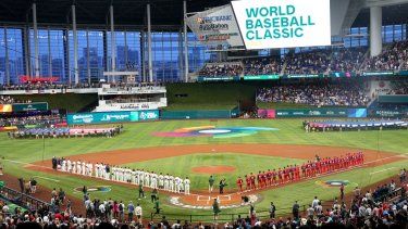 Los equipos de Estados Unidos y Cuba previo a la semifinal del Clásico Mundial de Béisbol, el domingo 19 de marzo de 2023, en Miami.