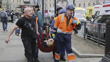 Bomberos y trabajadores de los servicios de emergencias transportan a una mujer, víctima del atentado terrorista ocurrido en el metro de San Petersburgo,&nbsp;Rusia, este 3 de abril de 2017.&nbsp;