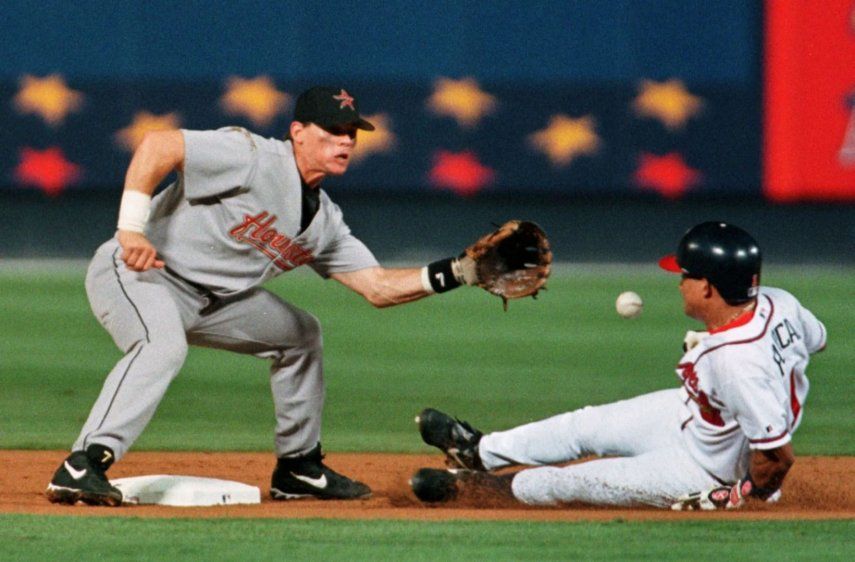 Rafael Furcal, a la derecha, robó 40 bases en el 2000, un récord para un novato de los Bravos de Atlanta.&nbsp;