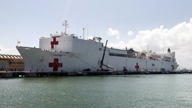 El USNS Comfort cuenta con más de mil camas, una docena de salas de operación, servicios radiológicos digitales, un laboratorio y una farmacia; al igual que un helipuerto para el aterrizaje de aeronaves de gran tamaño.