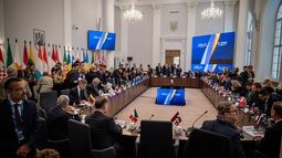 Ministros de Relaciones Exteriores de la Unión Europea (UE) aprueban el 9 de mayo de 2025 crear un tribunal para juzgar a Rusia por su invasión a Ucrania
