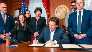 El gobernador de Florida, Ron DeSantis, firma ley que impone sanciones a Irán.