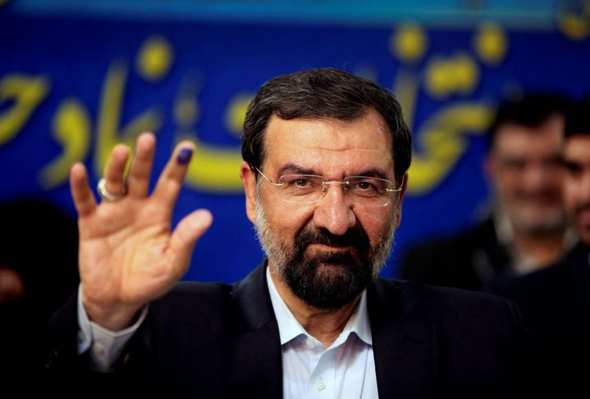 Mohsen Rezaei saluda a los periodistas después de registrarse como candidato presidencial, en Teherán, Irán, el 10 de mayo de 2013.