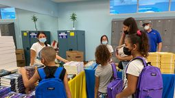 Niños de&nbsp; Miami reciben mochilas.