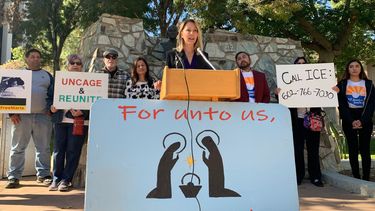 La representante Kelly Butler habla ante la prensa en Phoenix sobre el caso de una guatemalteca de 23 a&ntilde;os que solicit&oacute; asilo y fue separada de su sobrina de 6 a&ntilde;os. El letrero dice: Nos ha nacido un refugiado.&nbsp;