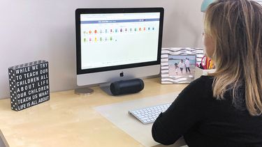 La profesora&nbsp;Yeny Lara dirige las clases desde casa por Internet.