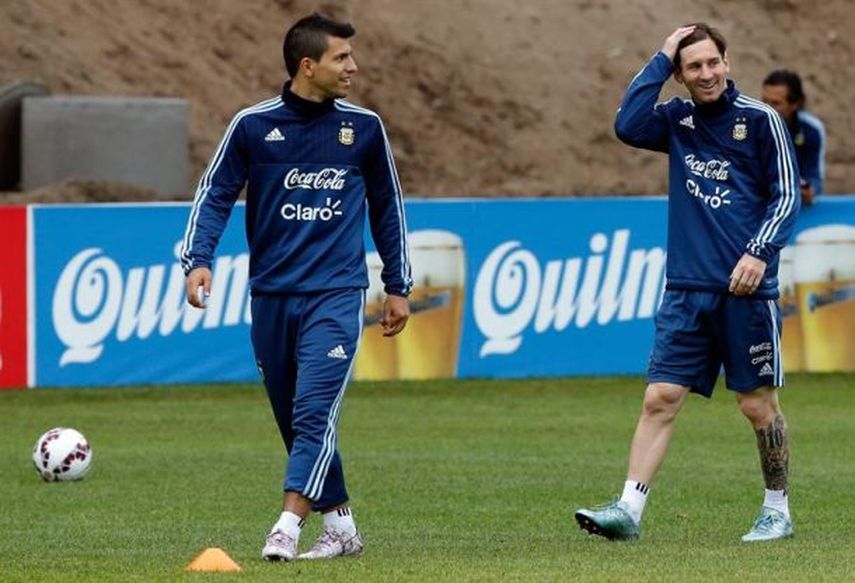 Agüero contó a la prensa parte de la conversación que tuvo con Messi sobre su nuevo entrenador. (EFE)