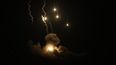 Una fotografía tomada desde Rafah muestra bengalas disparadas por soldados israelíes sobre Khan Yunis, en el sur de la Franja de Gaza, el 6 de enero de 2024, en medio de batallas en curso entre Israel y el grupo militante palestino Hamás. &nbsp;